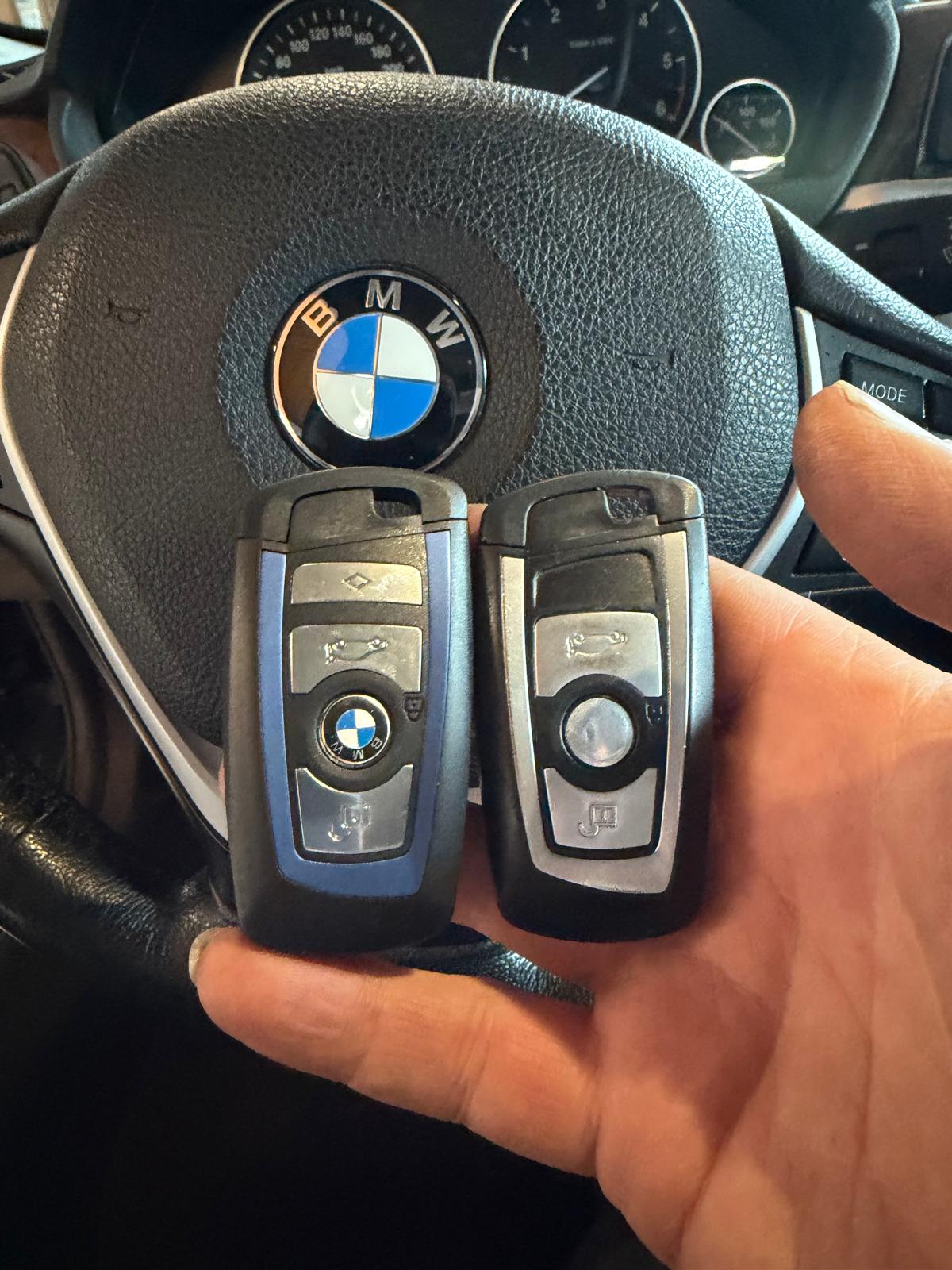 BMW Schlüssel vor Lenkrad